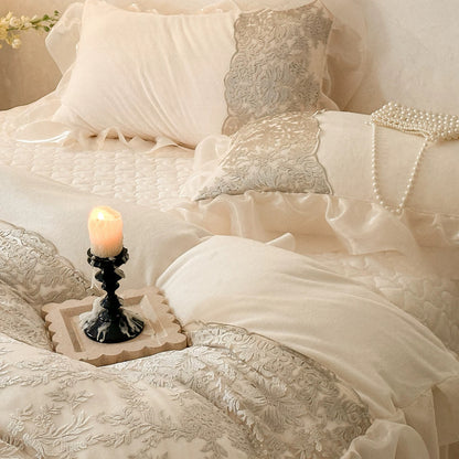 Luxus Jacquard Satin-Trim Rüschende Bettbezug Set mit Besticktem Floralem Matelassé & Dekorativen Kissenbezügen