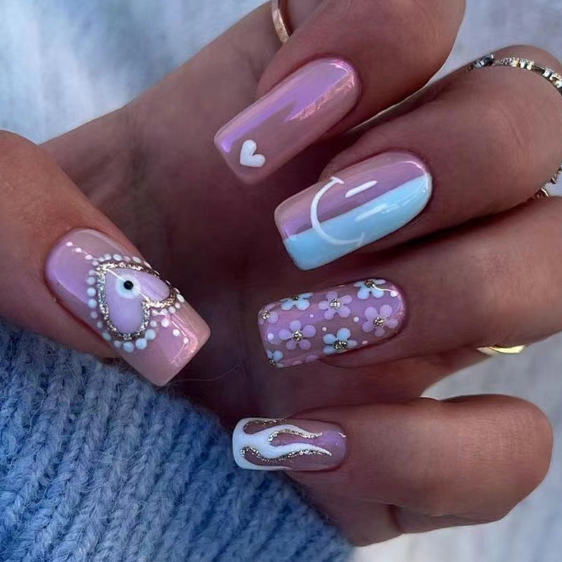 Kunstvolle Nagelkunst mit floralen Akzenten und Glitzerverzierungen Brehn