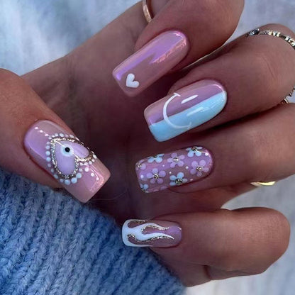 Kunstvolle Nagelkunst mit floralen Akzenten und Glitzerverzierungen Brehn