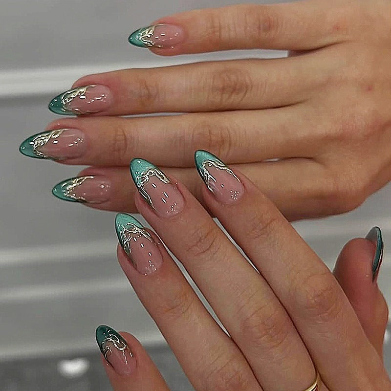 Kreatives Kunstnagelset mit Glitzer- und Spitzenakzenten Brehn