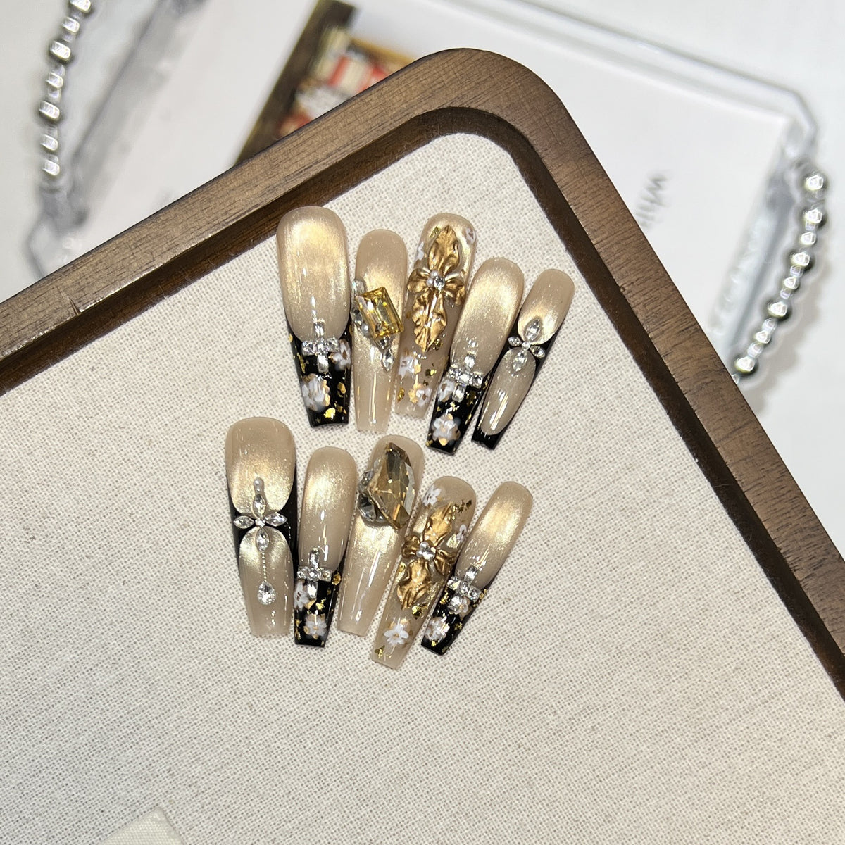 Elegantes dekoratives Press-On-Nagelkunst-Set mit Strass und floralen Akzenten Brehn