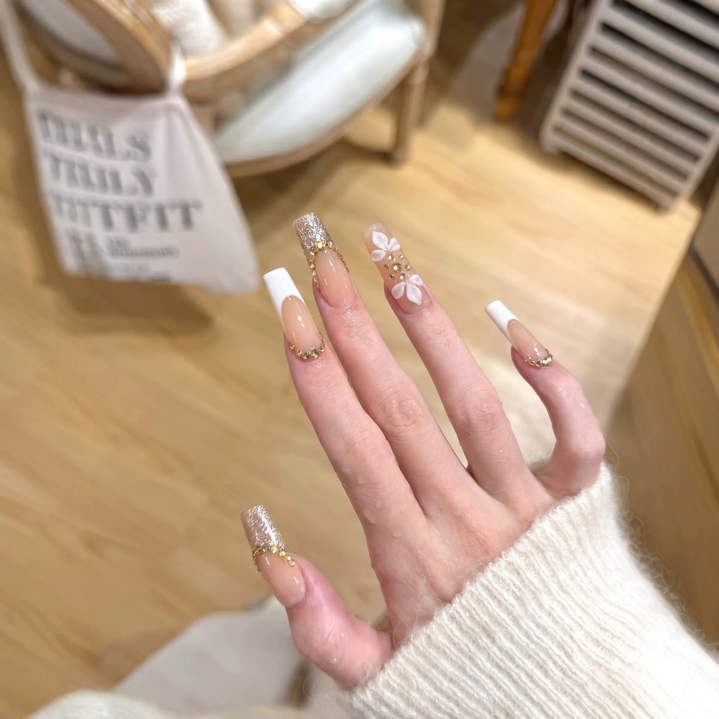 Luxuriöses Glänzendes Press-On Nagelkunstset mit Dekorativen Blumenelementen Brehn