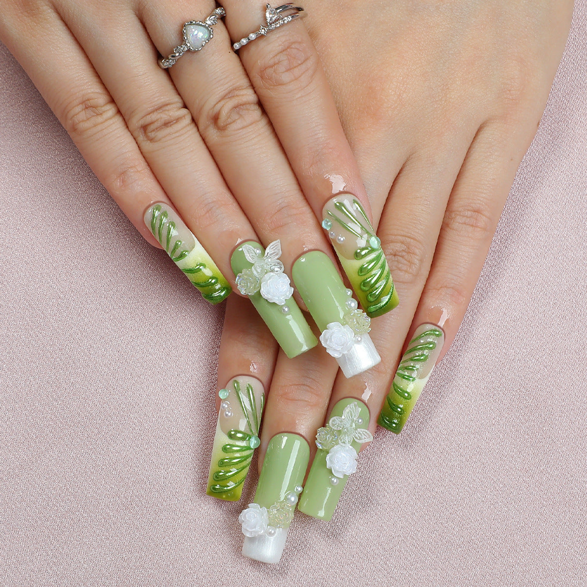 Kreatives Nagelset mit floralem Design und filigranen Akzenten Brehn