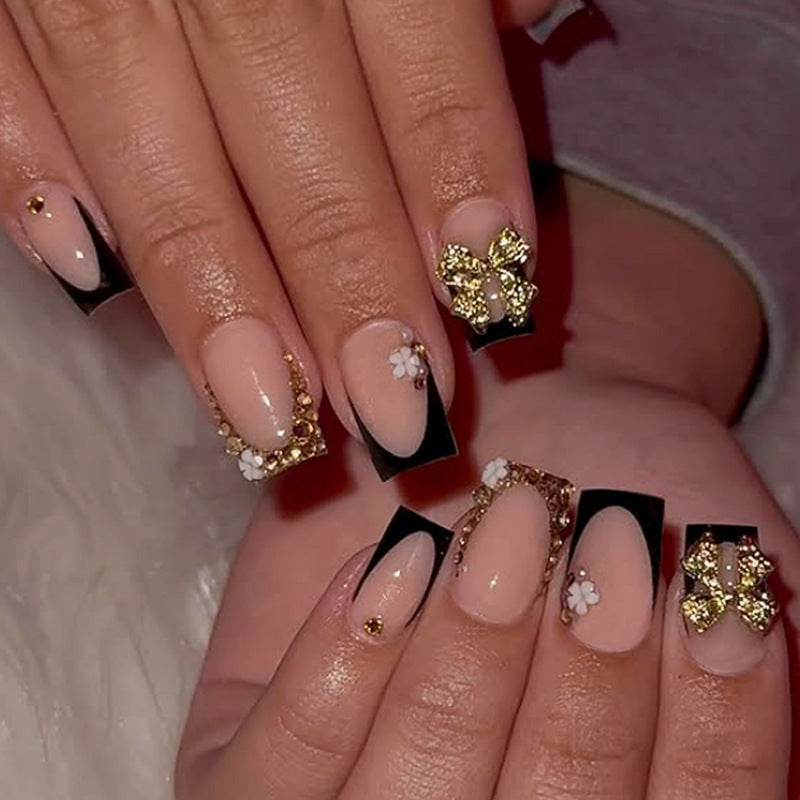 Künstliche Nagelverzierungen mit glamourosem Design Brehn