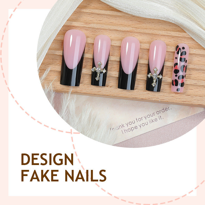 Kunstnagelset mit ästhetischen Akzenten und eleganten Designs Brehn