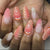 Kreatives Nagelset mit sanften Ombre-Effekten und eleganten Verzierungselementen Brehn