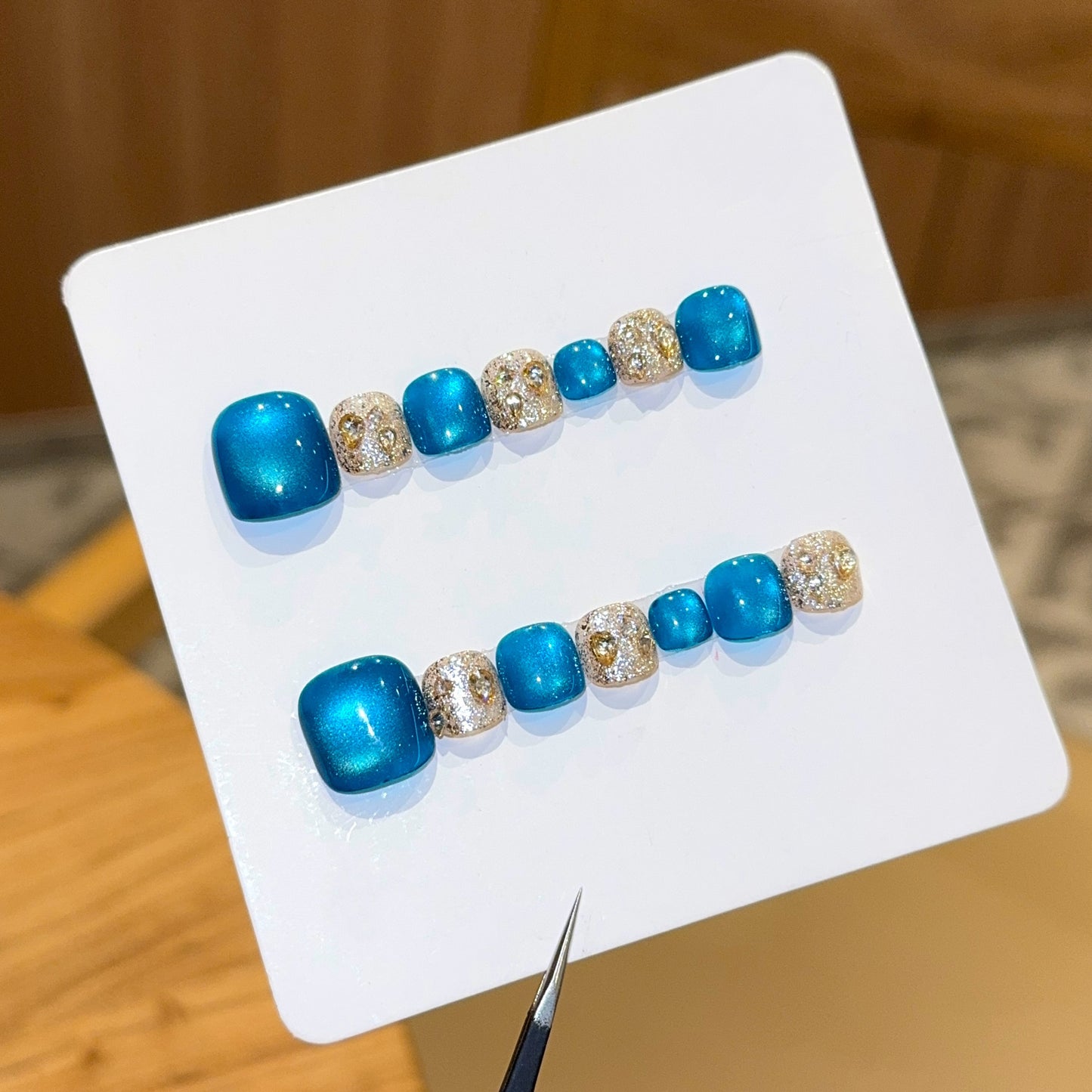 Kunstnagel Design mit Schimmernden Akzenten und Funkelnden Strassdetails Brehn