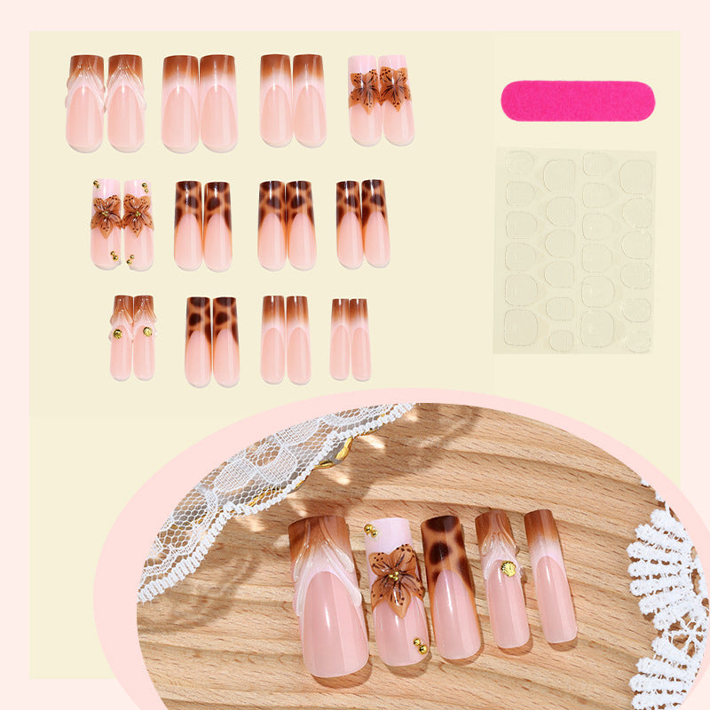 Kreatives Kunstnagelset mit floralen Akzenten und Ombre-Effekt Brehn