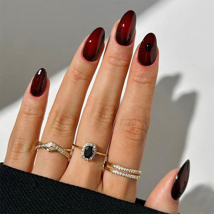 Kunstnagelset mit eleganten und tiefroten Nuancen Brehn
