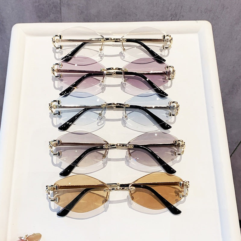 Damen futuristische Sonnenbrille mit auffälligem Hexagonalrahmen und hochwertigen Glitzerakzenten Brehn