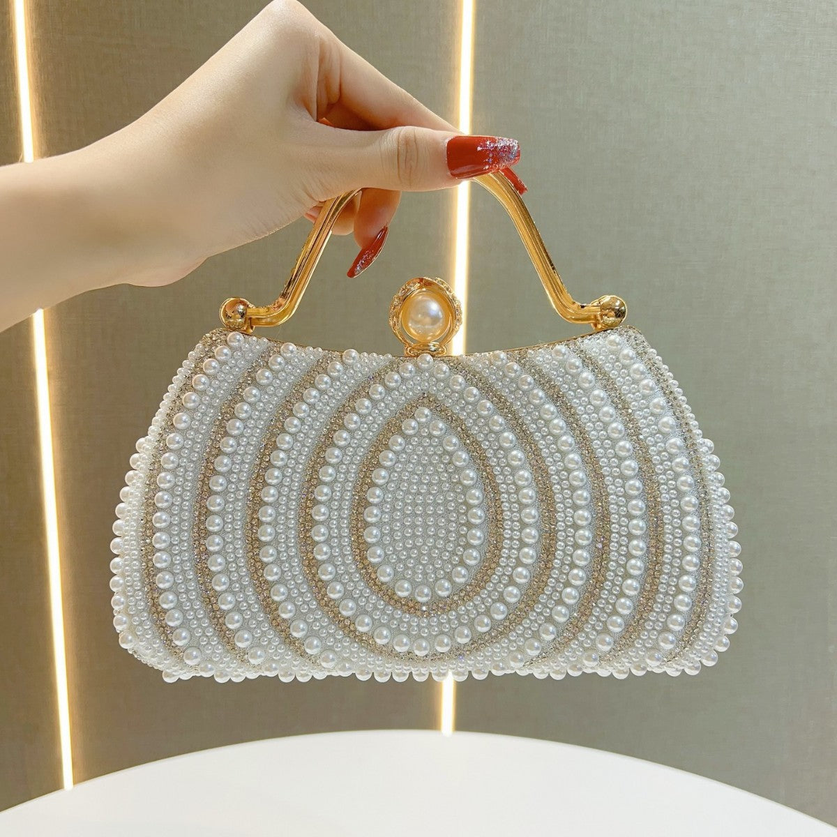 Luxuriöse mit Perlen verzierte Abendhandtasche
