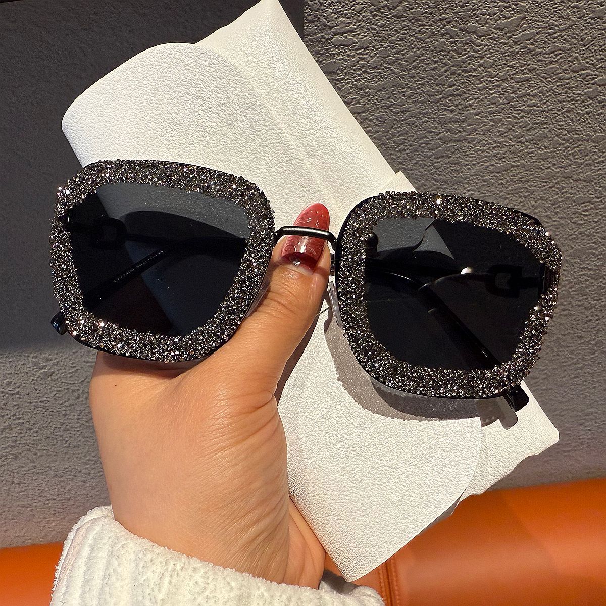 Damen Glamouröse Sonnenbrille mit funkelndem Strassbesatz Brehn