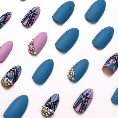 Kunstvolle Stiletto-Nägel mit modernen geometrischen Designs und Strassverzierungen Brehn