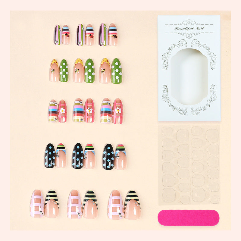 Dekorativer Press-On Nagelset mit einzigartigen Designs Brehn