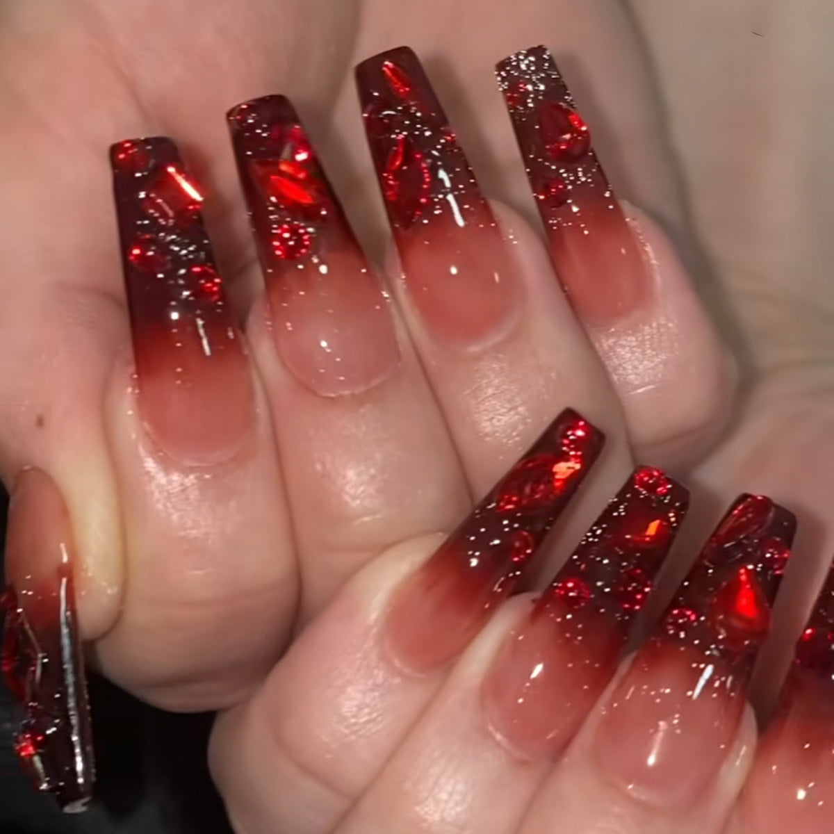 Kunstvolle Nagelverlängerungen mit kreativen Augen-Design Brehn