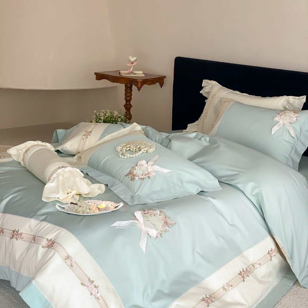 Bestickte Blumenband Baumwollsatin Bettbezug Set mit Kopfkissenrolle & Rüschen Kissenbezügen