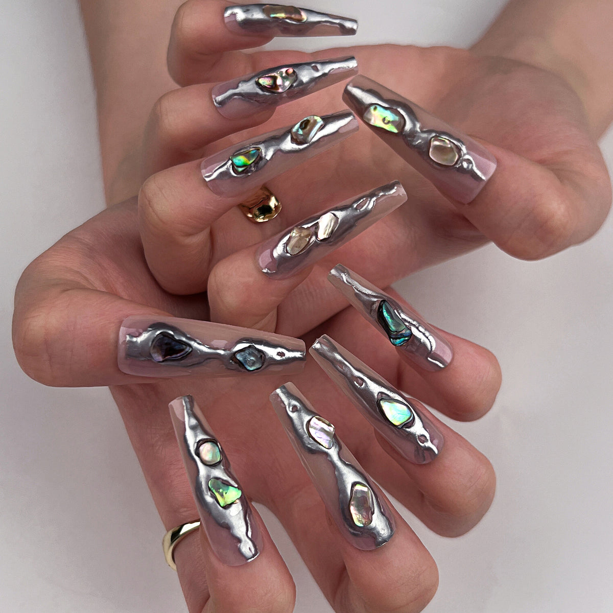 Kunstvolle Stiletto-Nägel mit holografischem Glanz Brehn