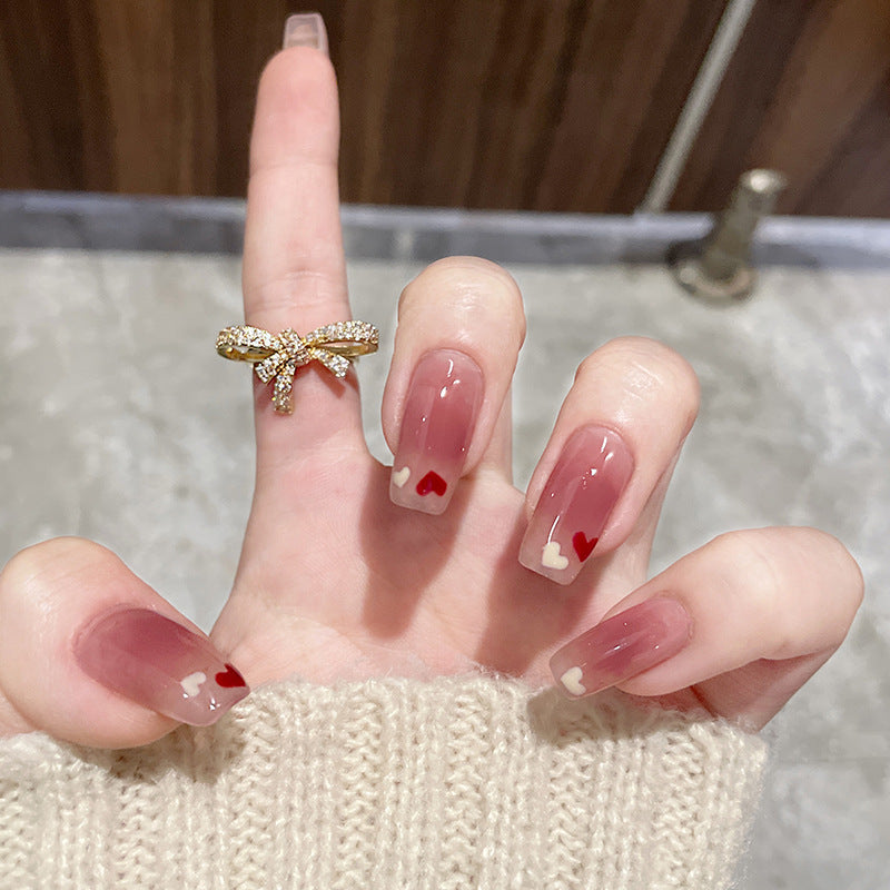 Glamouröse Kunstfingernägel mit Herz-Design und Glitzernden Akzenten Brehn
