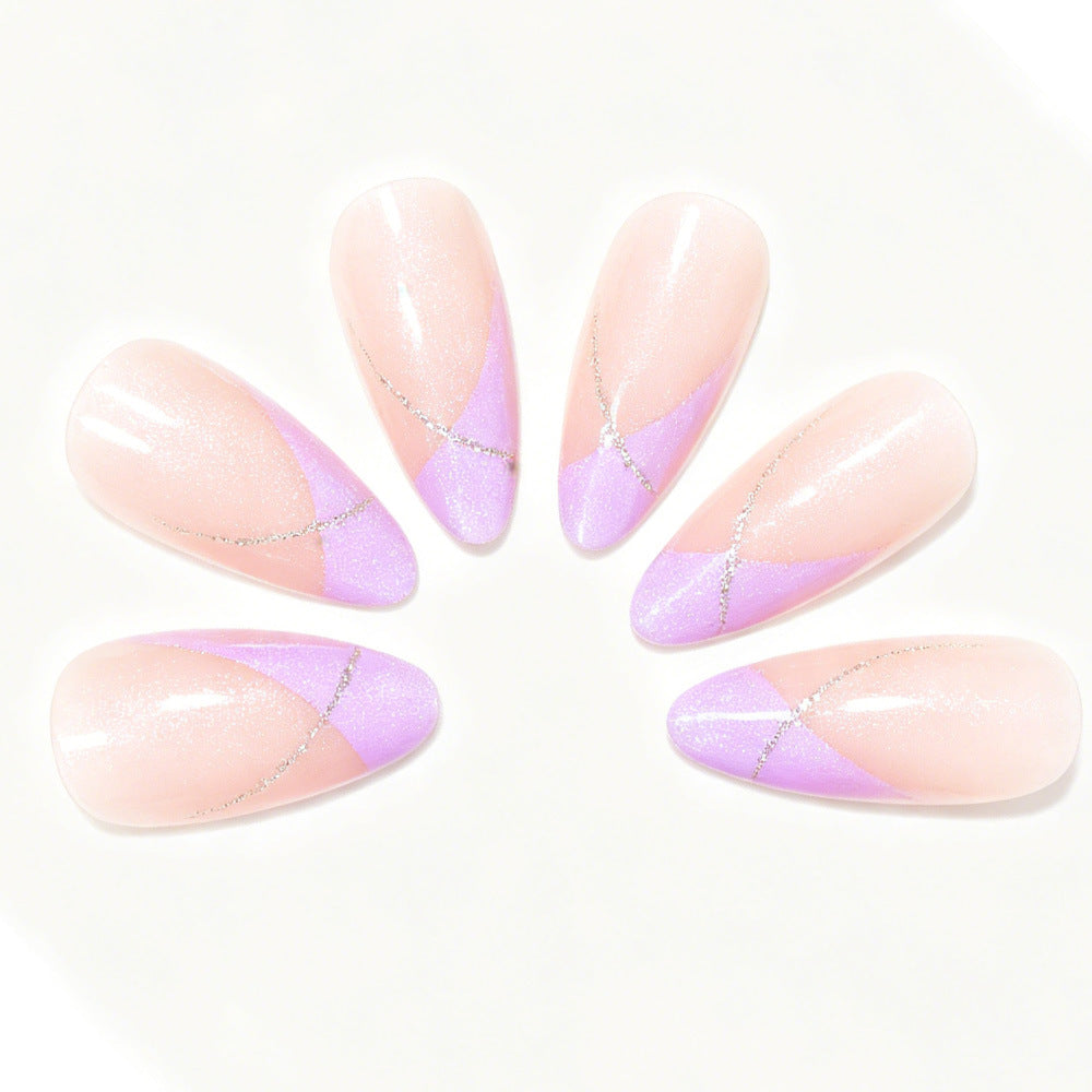 Stiletto-Nagelkunst-Tips mit goldenen Akzenten Brehn