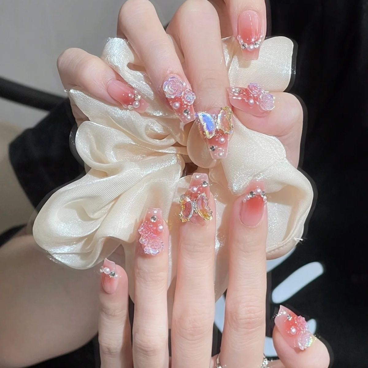 Künstliche Kunstfingernägel mit Herz-Design und Glitzerdetails Brehn