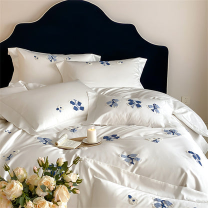 Bestickte Baumwollsatin-Bettwäsche-Garnitur mit dezenten blauen Blumenmotiven