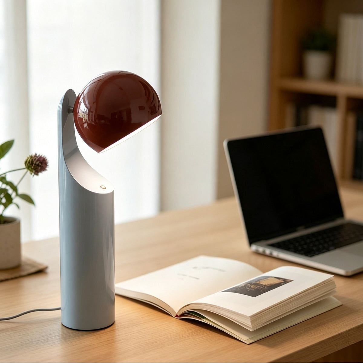 Moderne Tischlampe mit verstellbarem Schirm