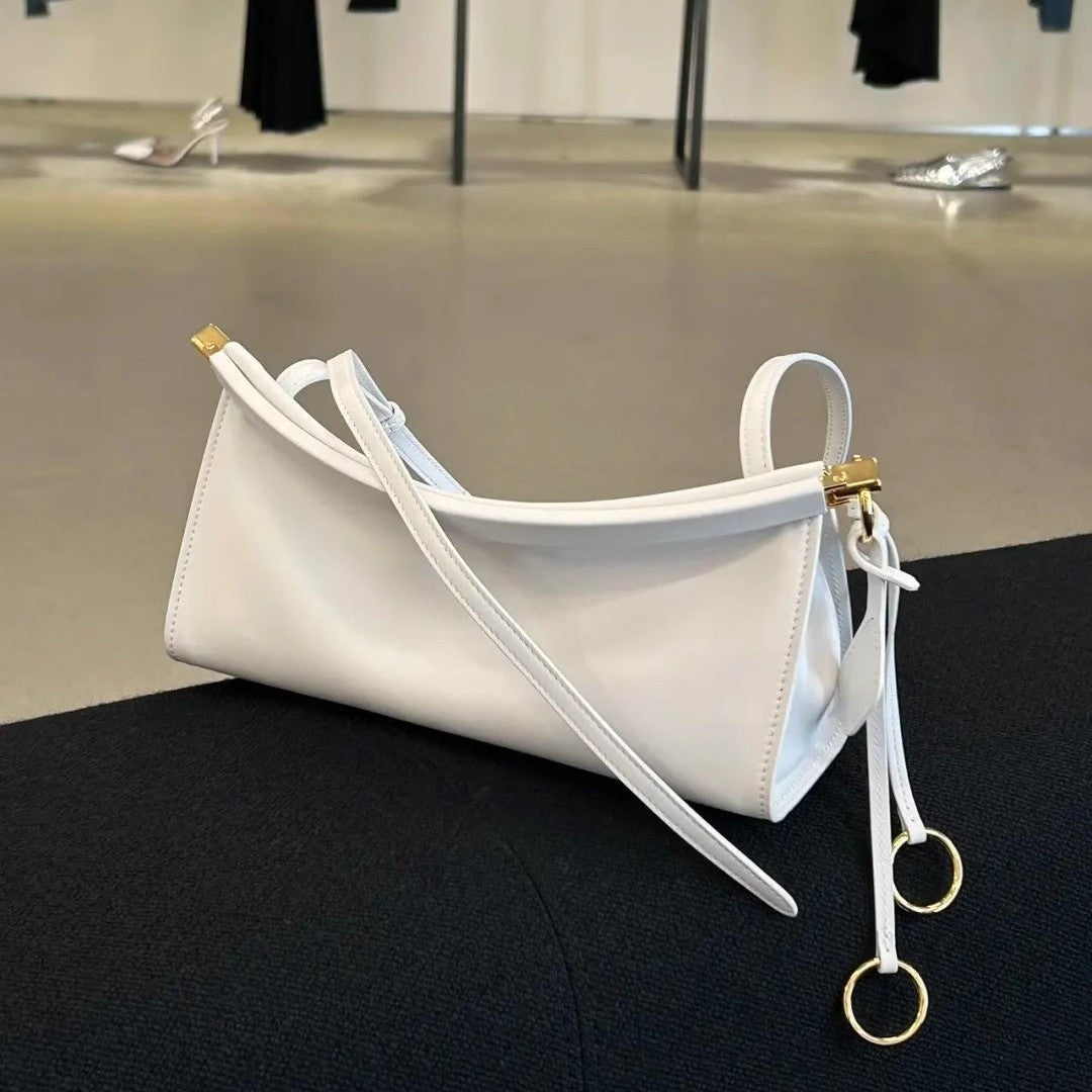 Strukturierte Leder Baguette Schultertasche mit goldener Hardware