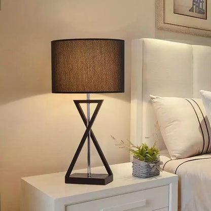 Moderne geometrische Stehlampe mit elegantem Stoffschirm
