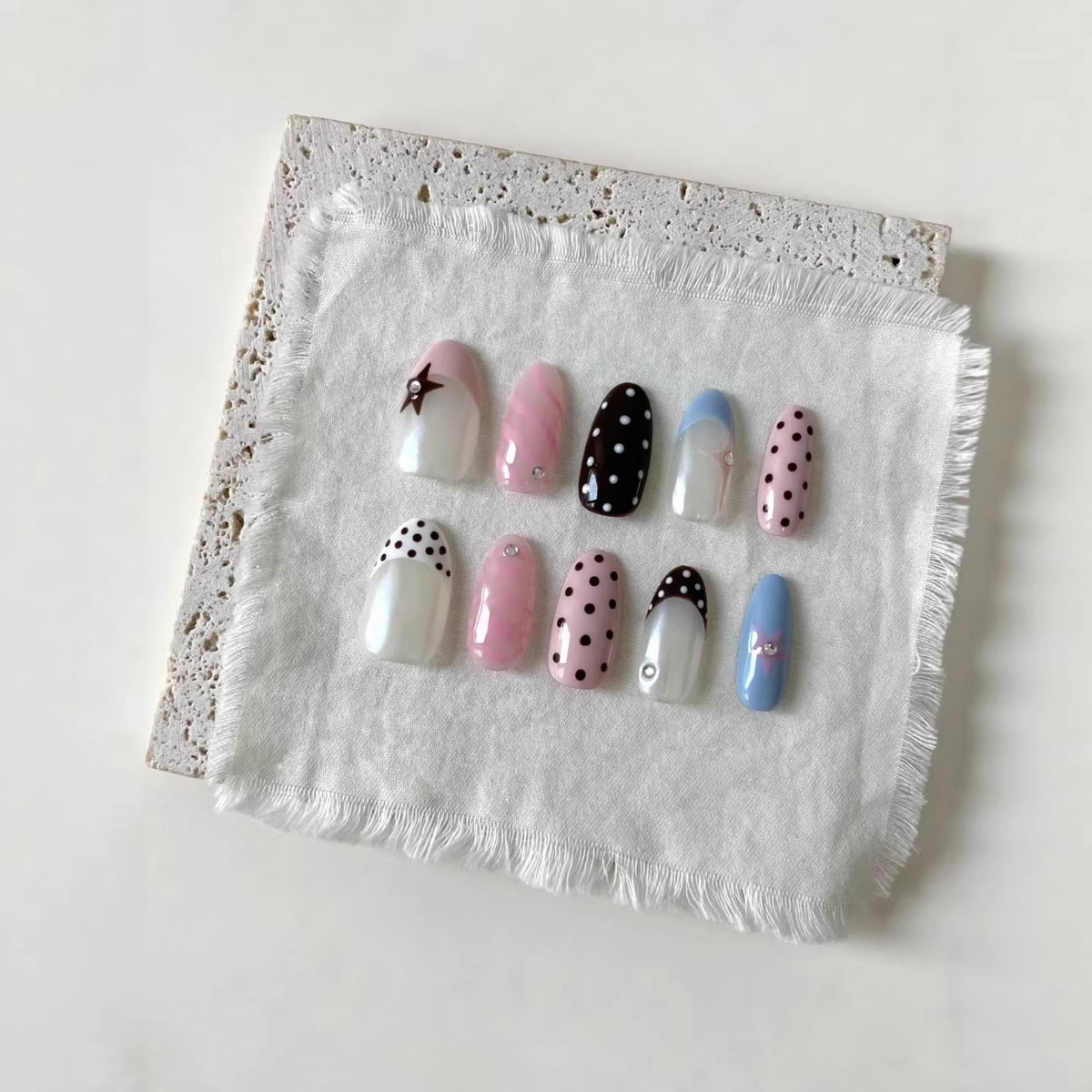 Kreatives gepunktetes Press-On Nagelkunstset