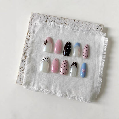 Kreatives gepunktetes Press-On Nagelkunstset