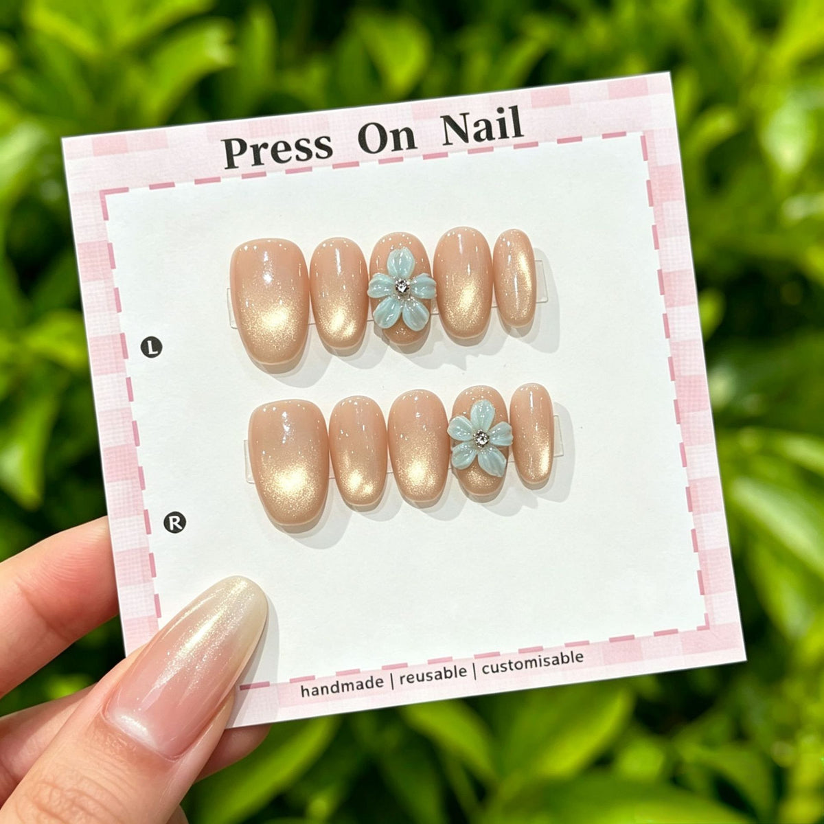 Künstlerisches Press-On Nail Art Set mit niedlichen Charakteren und Schleifenakzenten