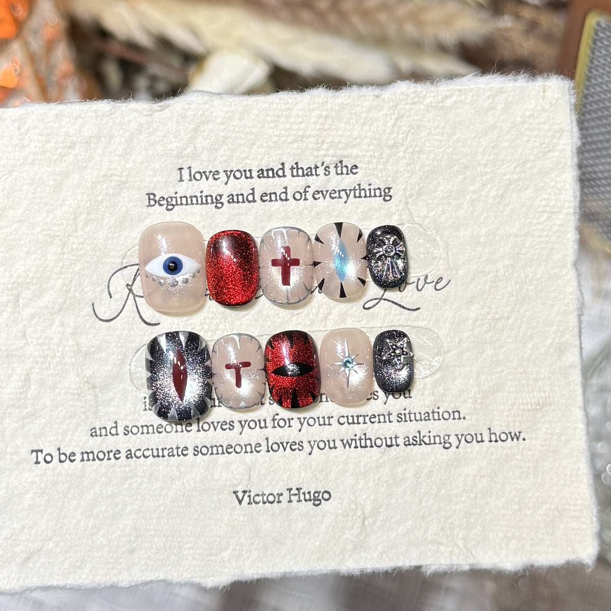 Künstlerisches Press-On Nail Design Set mit einzigartigen symbolischen Akzenten Brehn