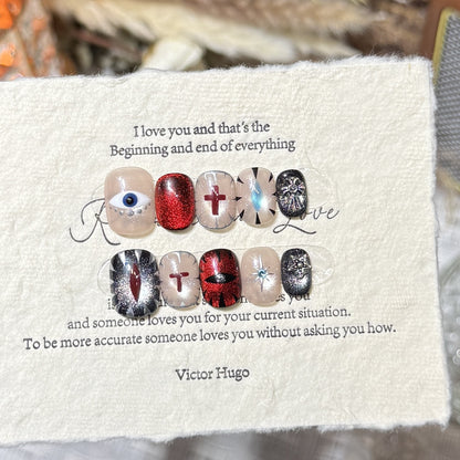 Künstlerisches Press-On Nail Design Set mit einzigartigen symbolischen Akzenten Brehn