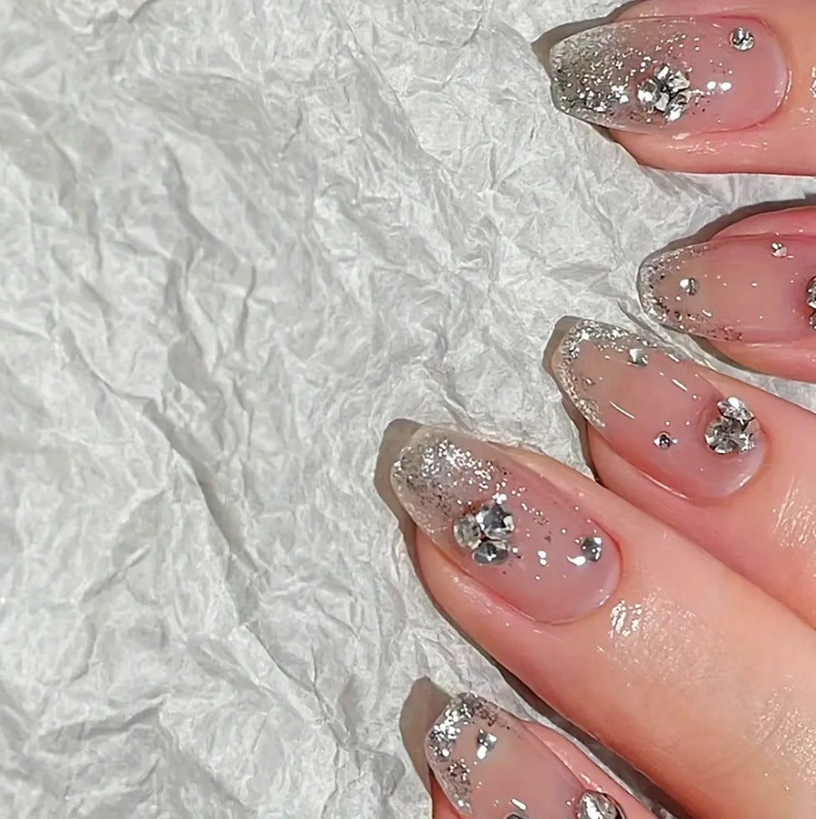 Glamouröse Kunstnägel mit Glitzer und Strassverzierungen Brehn