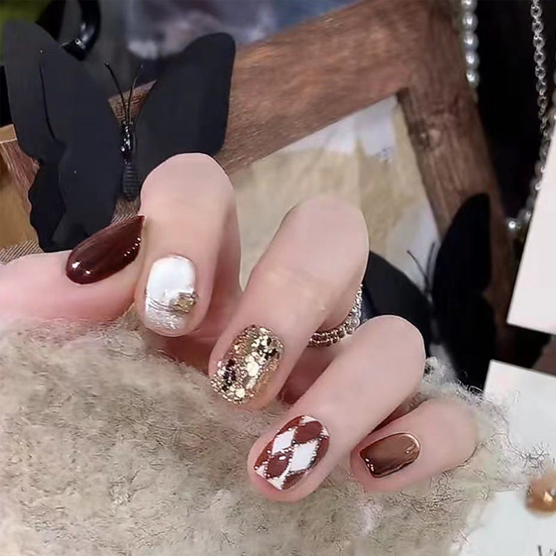 Künstliche Nagelspitzen mit glamourösen Details Brehn