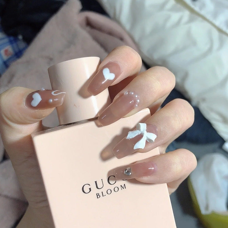 Glamouröse Kunstfingernägel mit Herz-Design und Glitzernden Akzenten Brehn