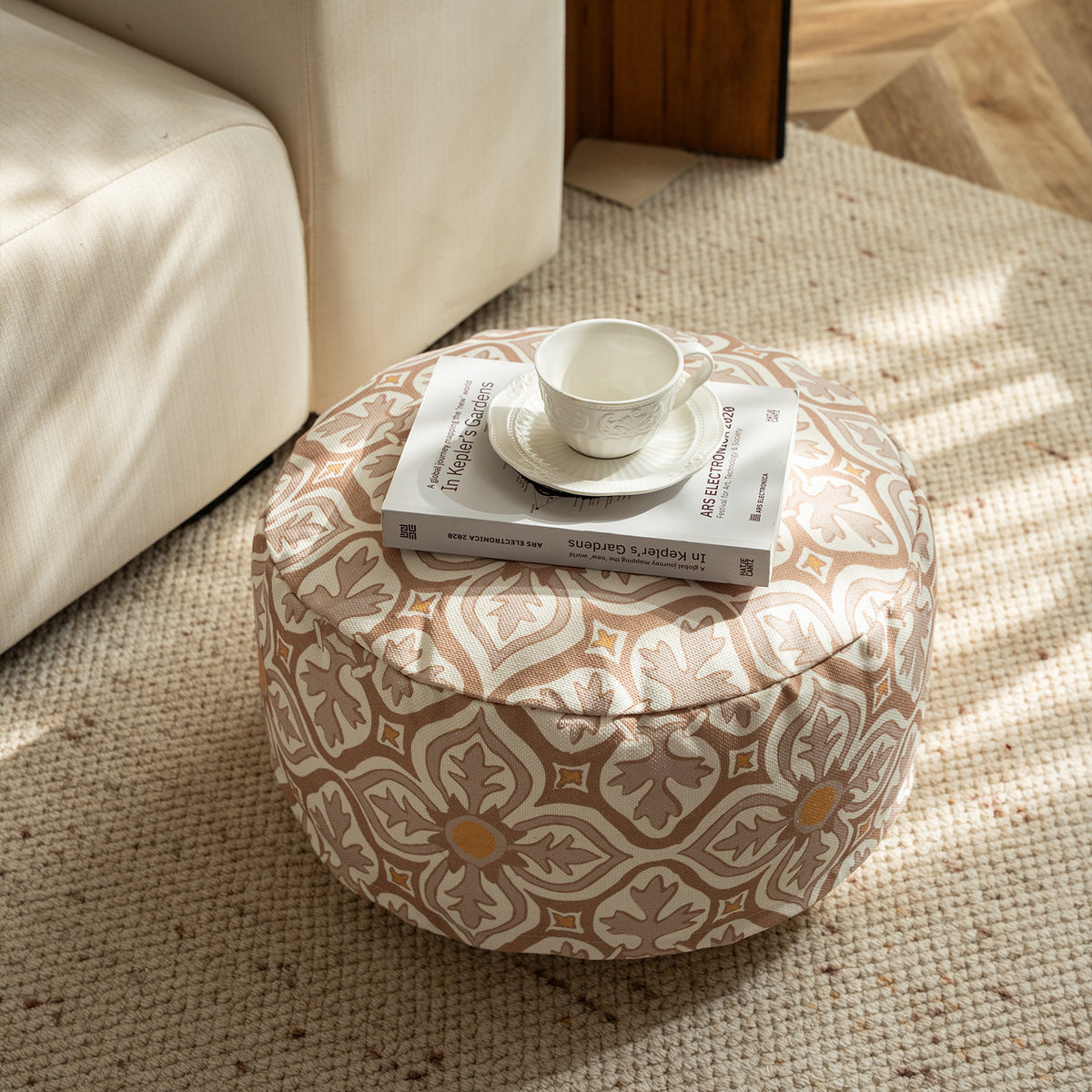 Rundes Sitzpouf mit gewebter Jacquard-Struktur und praktischem Tragegriff Brehn