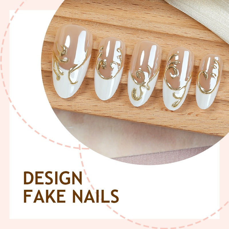 Kunstnagelset mit eleganten goldenen Applikationen Brehn