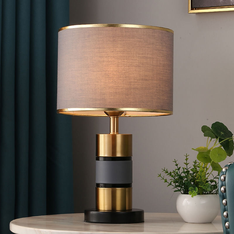 Moderne Tischlampe mit geometrischem Design
