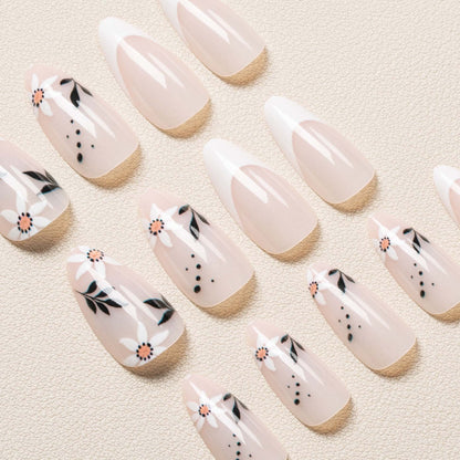 Stylische florale Nagelkunst