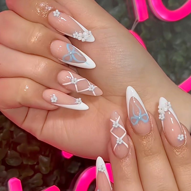 Elegante Kunstnägel mit floralen und dekorativen Details Brehn