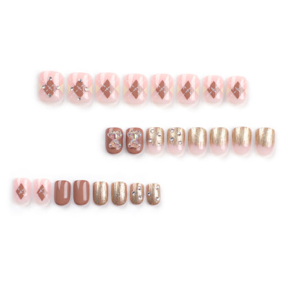 Kunstvolle Nagelkunst mit elegantem Blüten-Design und Glitzerakzenten Brehn