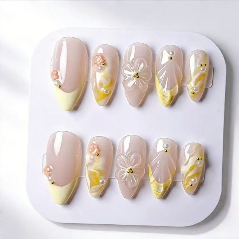 Kunstnägel mit floralen und modernen Akzenten Brehn