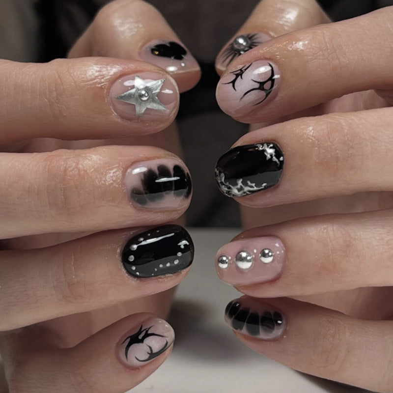 Kunstvolle Nagelgestaltung mit elegantem Schwarz-Weiß-Design Brehn