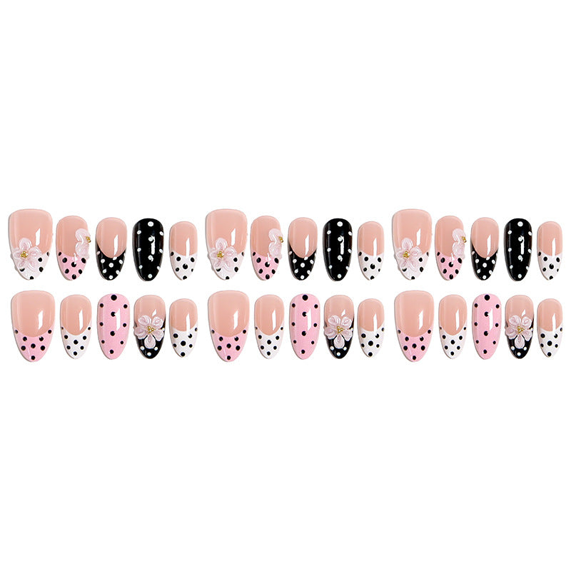 Kunstnagelset mit blumigen Akzenten und eleganten Punkten Brehn