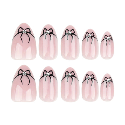 Kunstvolle Nagelkunst mit eleganten Schleifenmotiven Brehn