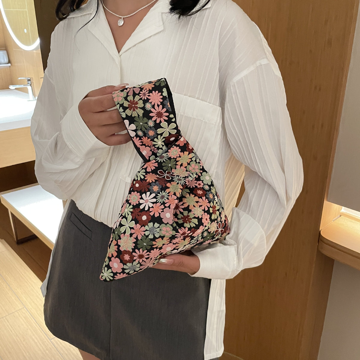 Stilvolle Blumenbedruckte Clutch