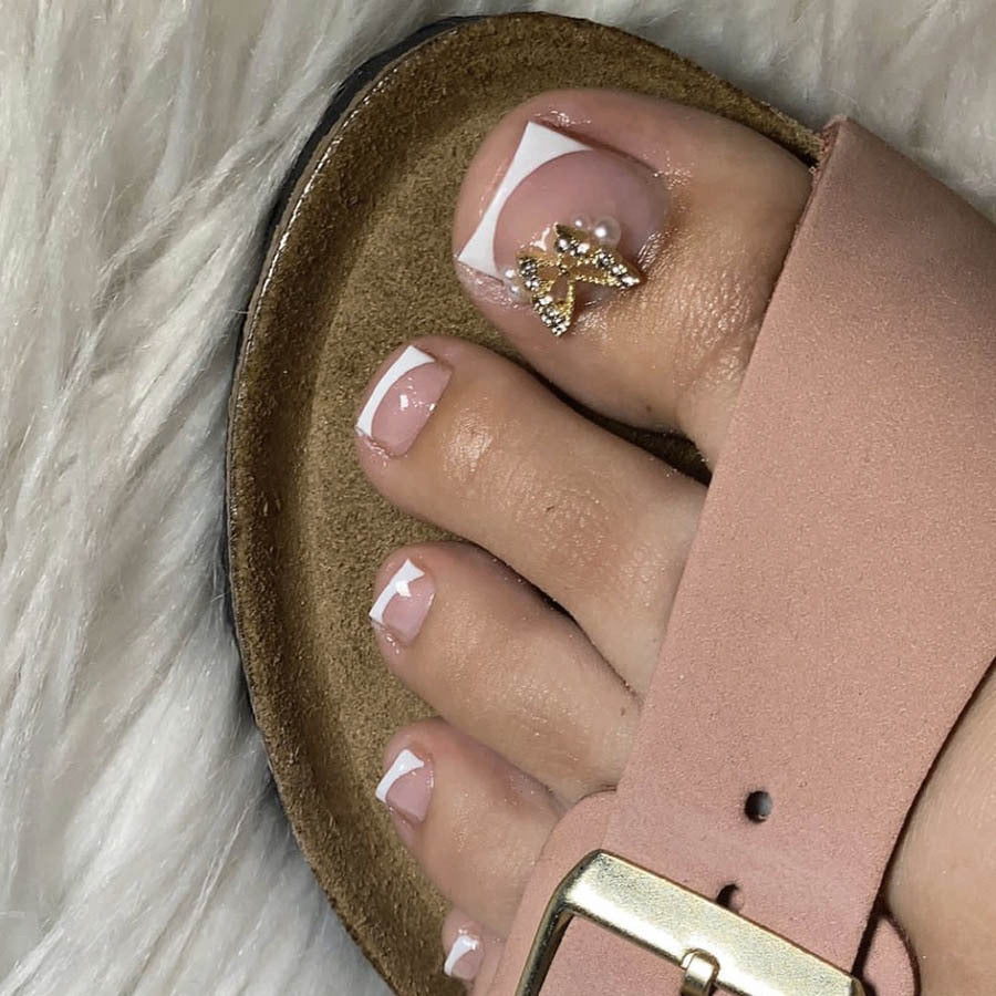 Luxuriöse Fußsandalen mit filigranen Akzenten Brehn