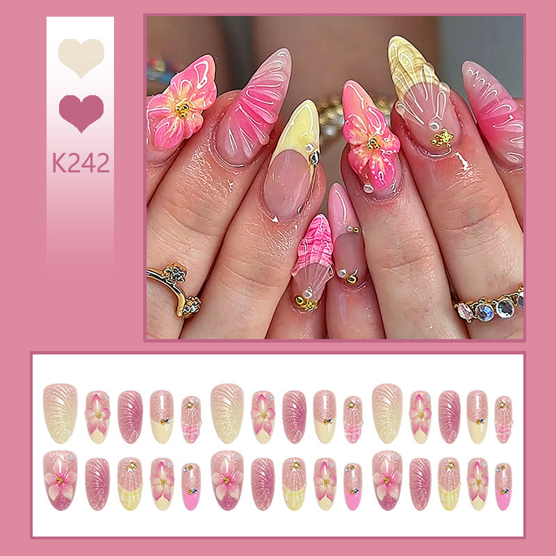 Kunstnagelset mit filigranen Blütenverzierungen und Glitzerelementen Brehn