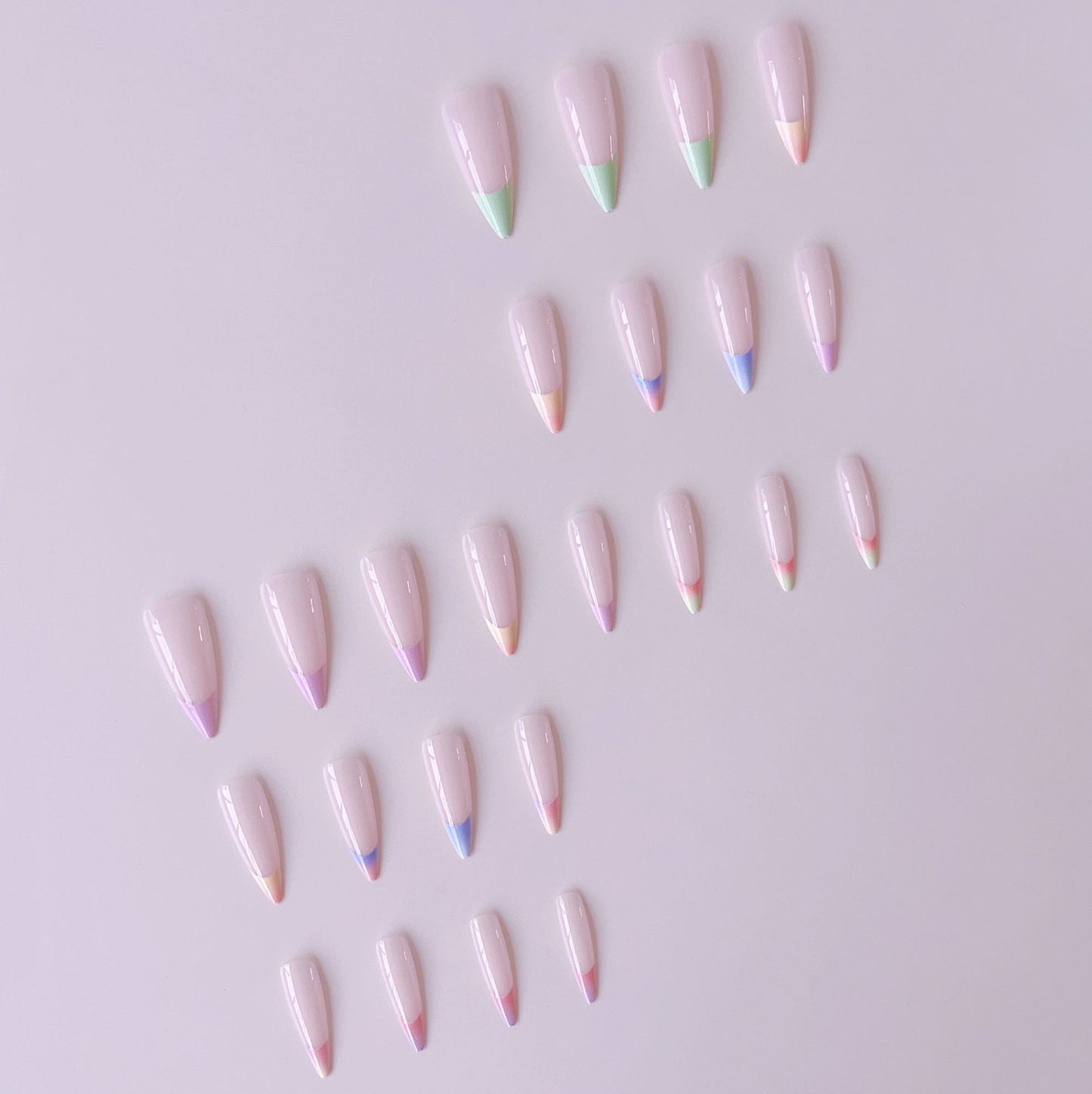 Kunstnagelset mit trendigem Farbverlauf und Glitzerakzenten Brehn